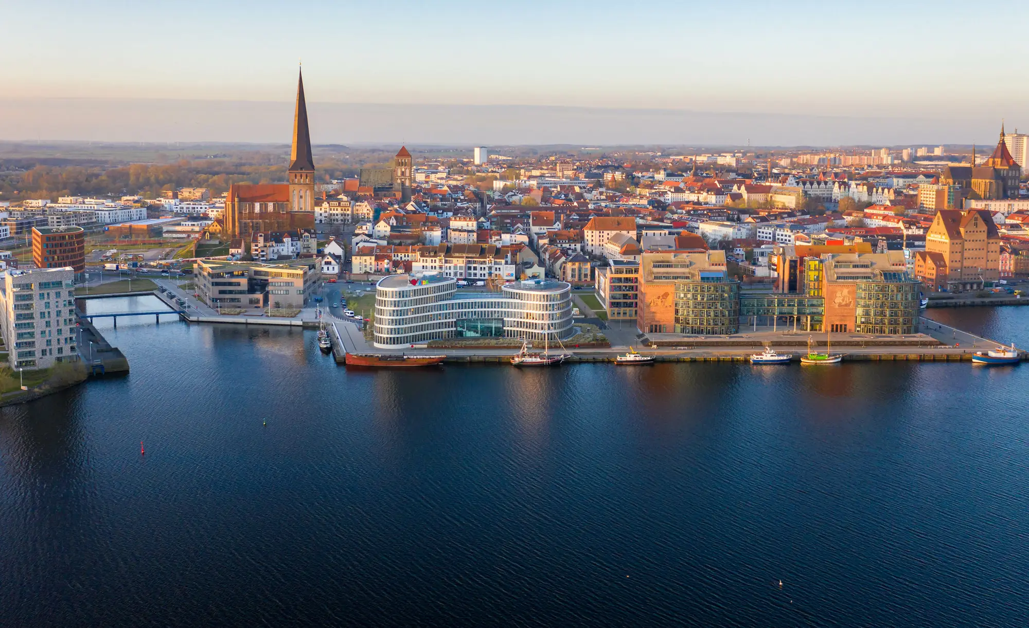 Luftbild des Rostocker Stadthafens an der Warnow bei Sonnenaufgang — Kanzleistandort der SKW Steuerberatung